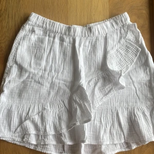 Söt Gina Tricot kjol - Söt Gina Tricot kjol Aldrig använt  Super snygg  158/164 passar en xs 