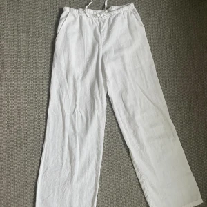Vita linnebyxor - Linnebyxor från gina Young. Knappt änvända men otroligt sköna och i bra skicka🤩🥂 skriv för prisförslag!!