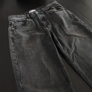 Mått: Midja- 78cm Innerben- 86cm Ytterben- 111cm Runt om hela höften- 95cm  Zara jeans i perfekt skick, använda en gång. Mörkgrå jenas. Midwisted. Väldigt fina!