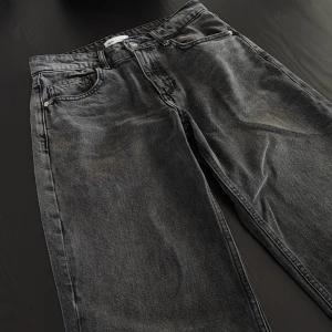 Zara jeans straight leg mörkgrå - Mått: Midja- 78cm Innerben- 86cm Ytterben- 111cm Runt om hela höften- 95cm  Zara jeans i perfekt skick, använda en gång. Mörkgrå jenas. Midwisted. Väldigt fina!
