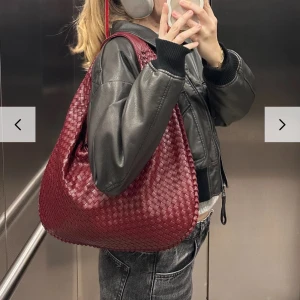 Design by si väska - Säljer denna populära väska från design by si i mörkröd, skitsnygg trendig och får plats med mycket, den perfekta skolväskan! Denna är i nyskick och endast använd fåtal gånger nypris: 605 kr!, skriv för frågor eller mer info!💕