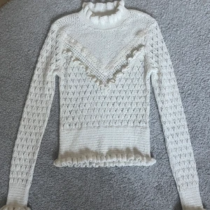 Zara blus - Superfin beige/naturvit blus från zara❤️ Köpte för 400kr och säljer nu för 200kr