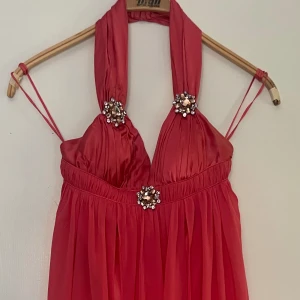 Dazzling Peach Party Dress - A short party dress in peach color and without jewelry added as decoration. Beautifully made with silk. Lining in polyester. Small size. 🌟☀️