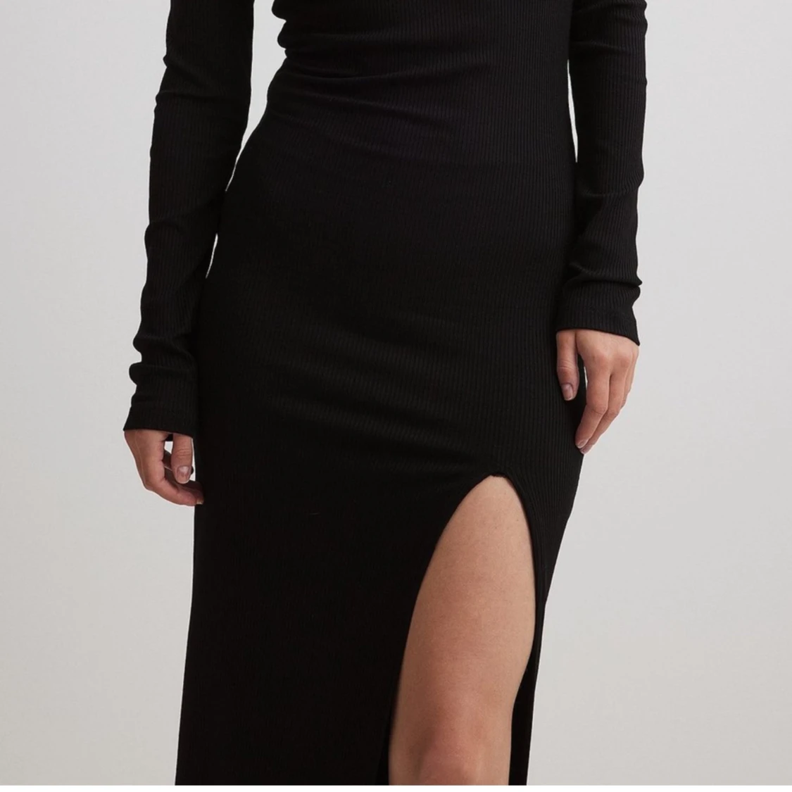 långärmad klänning med slits - 90