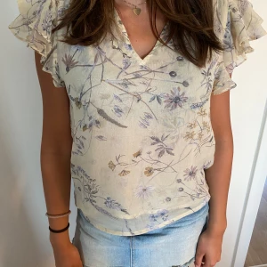 Supersöt blus - Volang blus från neo noir i bra skick.