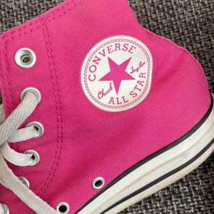 Jättefina ceriserosa Converse str 7 i mycket fint skick