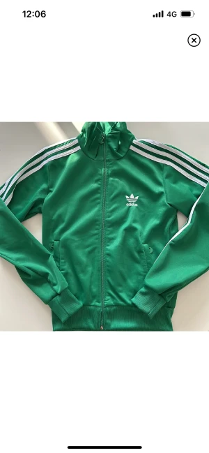Adidas kofta grön - Säljer min grön adidas kofta då den inte kommer till användning ☺️ Lånade bilder ✨