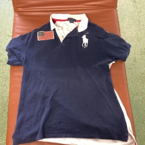 Polo raulph lauren pike - Riktigt fet polo raulph Lauren piké. Är osäker på storleken skulle tro att det är XL i barn så den passar storlek S/M i herr  skick 9/10 