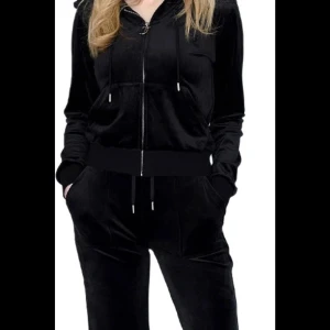 Juicy set - Säljer mitt juicy sätt eftersom jag inte använder det längre. Tröjan är i S och byxorna är i XS men båda passar mej som brukar ha S/M. Inga fläckar och skriv till mej för fler bilder❤️