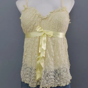 Gul topp - Gul topp som är så söt och perfekt men kommer inte till stor användning! Skriv vid intresse eller vid fler frågor💗 