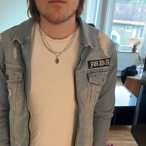 Jeans jacka  - Judas sinned jacka köpt på papi, storlek L sitter rätt tight. Bra stretch i materialet  