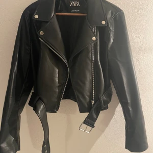 Skinnjacka zara - Säljer denna skinnjackan från zara, samma som den gröna som gick vitalt fast i svart. Aldrig använd storlek xxl men sitter som en oversized s 