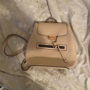 Ljus rosa väska🩷 - Säljer denna fina gulliga väskan som jag har aldrig använt, den är i bra skick. Man kan hämta den i Hässleholm eller i Kristianstad. 35kr + frakt 