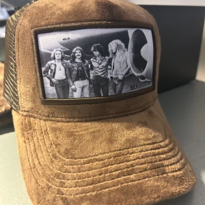 MAGGIORE S3 C2 - Oanvänd S3 C2 MAGGIORE keps. Limiterad och går ej att få tag på. Keps och påse följer med