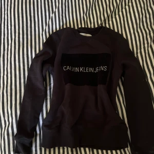 Calvin Klein tröja - As snygg Calvin Klein tröja. Använd gärna köp nu!