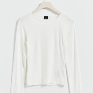 Ginatricot soft touch top - Säljer denna helt nya topp från Gina tricot.  Soft touch crew neck top (Tagg finns kvar)  Storlek S. Färg: Vit Fler bilder kan skickas om önskas 🤍