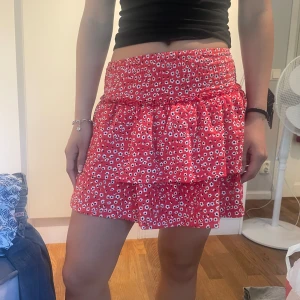 Så fin röd blommig kjol - Zara kjol dom är perfekt nu till sommaren. I så bra skick och passar xs till s men är köpt på barnavdelningen💞skriv privat om ni har frågor 