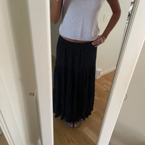 Svart långkjol - Superfin svart långkjol från HM i strl S, knappt använd!! Är 175 så den är lite för kort på mig