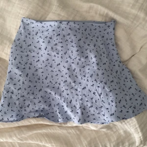 Ljusblå minikjol - Super söt ljusblå mini kjol med gulligt mönster💕 nästan alldrig använd💕 M men skulle säga att den passar S också💕