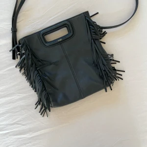 Maje väska - Säljer min snygga maje väska i storlek m, ifall du vill veta mått skriv till mig privat🥰 den är inte köpt nyligen men ser ny ut och har inte  slitningar! Kan även tänka mig att byta mot en annan väska för typ samma värde💕 Kommer INTE sänka priset