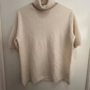 Peter Hahn kashmir tröja - Beige-vit stickad Peter Hahn tröja, 100% kashmir. Som ny. Skicka PM för fler bilder. Köpare står för frakt