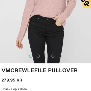 Stickad tröja Vero moda - Säljer nu denna stickade tröja från vero moda pga att den inte har kommit till användning! Köptes i somras för 279kr och säljer nu för 60kr + frakt! Hör av dig vid frågor eller fler bilder💞