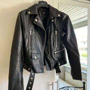 Skinnjacka - Skinnjacka från Zara. Väldigt fint skick. Använd ett fåtal gånger. Jackan har fickor. 