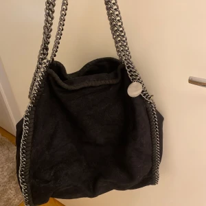 Väska  - Fin väska med kedjeband, rymlig med många fack inuti. Öppen och har EJ dragkedja eller liknande att stänga med 