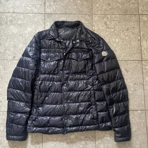 Moncler gregoire jacka - Säljer denna feta Moncler gregoire jacka i storlek 1 skulle säga att den sitter som xs och passar bra runt 170-175 köpt från Garmsmarket och passar bra på en sommarkväll