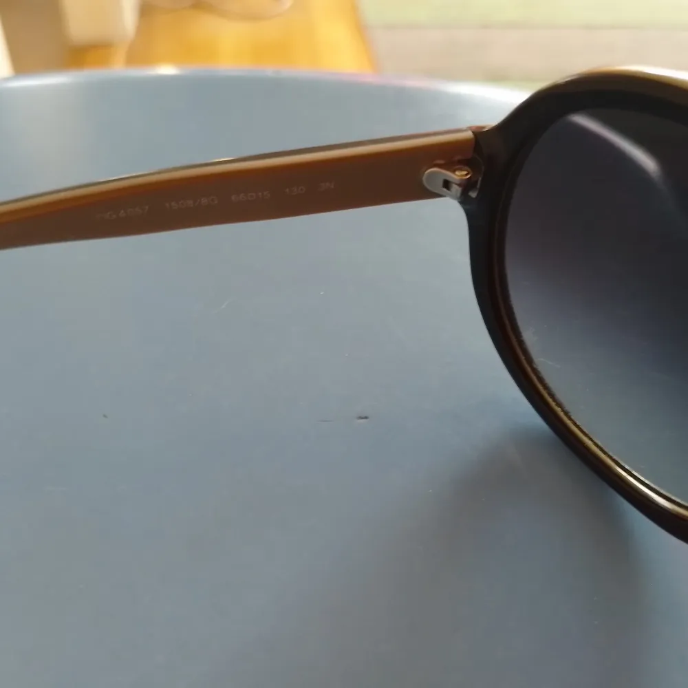 Solglasögon från D&G i aviatormodell. Härligt fadeat glas så det är ljusare på nedre sidan och mörkare upptill. Kommer i skinnfodral.. Asusteet.