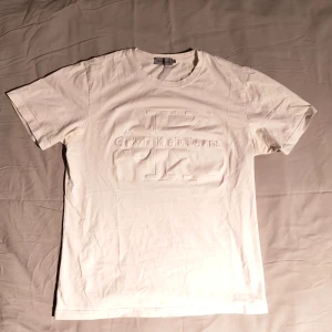 Calvin Klein T-shirt Storlek S - Sitter mer som en S än en M. Plagget är i fint skick, kontakta mig vid frågor!🌻  /Janne
