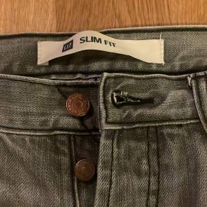 Grå GAP jeans slim i gott skick. Storken 33/32