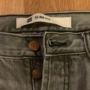 Gap jeans - Grå GAP jeans slim i gott skick. Storken 33/32