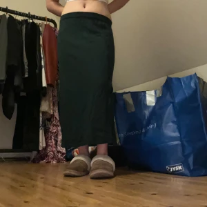 Mörkgrön maxiskirt💚🐊 - Passar perfekt, är bekväm och varm vilket gör den till den perfekta hösttjolen! Den är gjord av 50% ull och 50% acryl. Passar de med storlek medium. Använd några få gånger. Köptes för cirka ett år sedan second hand. Har en liten öppning och knappar🥝💚