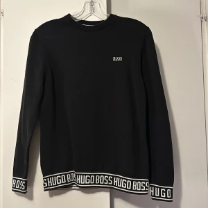 Hugo Boss tröja - Snygg och tidlös Hugo Boss tröja i barnstorlek S. Funkar som vanlig XS/S. Sparsamt använd, mycket fint skick. 