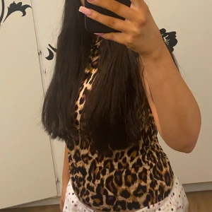 Leopard tröja  - Andvänd: 2 gånger. Köptes för 80 kr.💕