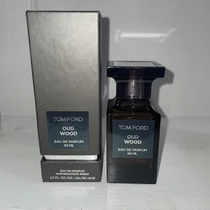 Tom Ford parfym - Tom Ford oud Wood | köpt för cirka 2700kr | den är aldrig använd då jag inte gillar den | priset är ej hugget i Sten❗️