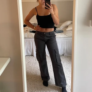 Cargo pants - Lågmidjade cargo pants från Gina Tricot. Säljer då dom inte längre används. Lite svart/grå i färgen 🩷