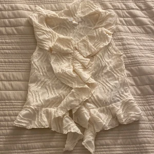 En fin blus i färgen beige, PRIS DISKUTERAS!!!❤️ - Väldigt fint att ha på fest!😍