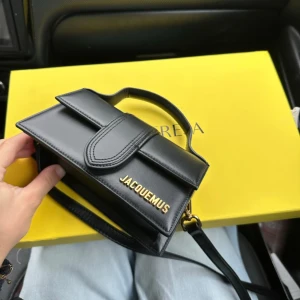 Jacquemus väska  - Intressekollar min fina väska från jacquemus då jag knappt använder den, köpt förra sommaren från mytheresa i nytt skick, använd Max 10 gånger, så fortfarande i nytt/väldigt bra skick! Skriv för fler bilder, köpt för 6500