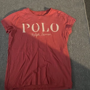T-shirt  - Snygg polo t-shirt aldrig använd, vet ej vilken st men passar perfekt till en s-m!!