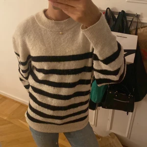  Randig stickad tröja  - Jättefin randig stickad tröja Den är från H&M och den är använd några fåtal gånger . 