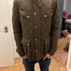 Barbour international jacka - Barbour jacka i färg grön, storlek S, skick 9,5/10 inga defekter alls andvänd väldigt få gånger. Pris kan diskuteras vid snabb affär