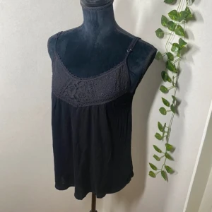 Svart sommarlinne  - Jättefint svart sommarlinne! Tunt och skönt material. Sitter väldigt fint på. Vet inte märket då lappen inte finns kvar. Storlek XS men skulle passa S också. Bra kvalitet. Läs bio innan köp! ❤️