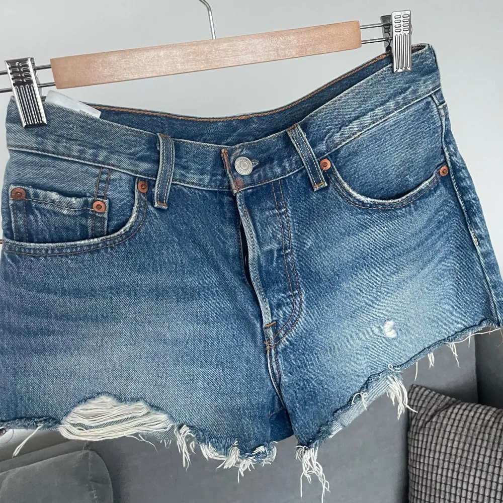 Jeansshorts från Levi's denim, storlek: W25. Använda ett par gånger men syns ej. Dom ser nästintill nya ut och har inga defekter. . Shorts.