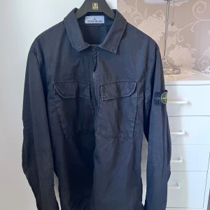 Stone island overshirt - Riktig fet stone island overshirt i storlek medium den har inga defekter och är i bra skick hör av dig om du har frågor eller vill ha bild på certilogo👍💯