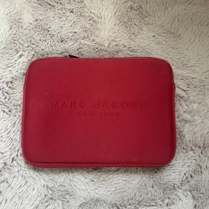 Marc Jacobs datafodral - Vinrött snyggt datafodral❤️fråga angående mått