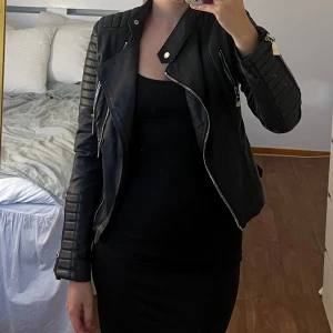 Skinnjacka - Superfin skinnjacka med snygga detaljer och är den perfekta höstjackan. Jackan är väl använd men är i bra skick förutom i nacken där skinnet börjat lossna. 🖤