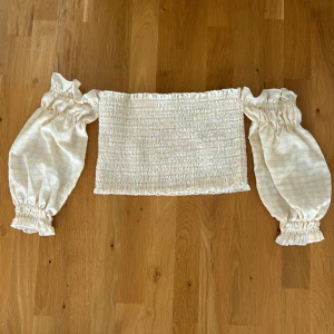 Tröja från NA-KD - Supersöt gul tröja från NA-KD i stl 40, Använd fåtal ggr