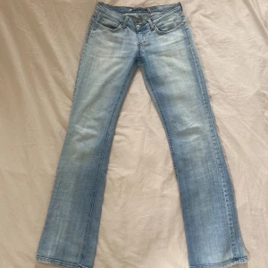 lågmidjade bootcut jeans - ljusblåa lågmidjade jeans från Only i storlek 36💗 midjemått ~ 76 cm innerbenslängd ~ 85 cm 
